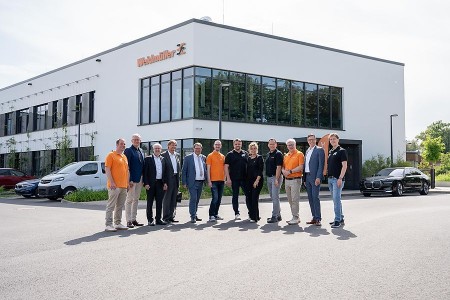 BU: Mona Neubaur, Stellvertretende Ministerpräsidentin und Wirtschaftsministerin von NRW (5. von rechts), informierte sich bei Vertreterinnen und Vertretern der Technischen Hochschule Ostwestfalen-Lippe (TH OWL) und des Elektrotechnikunternehmens Weidmüller über aktuelle Entwicklungen im Bereich Gleichstromtechnologien: (v. l. n. r.) Dr. Johann Austermann (Fachexperte für Gleichstrom Weidmüller), Dr. Sebastian Durst (Vorstandsvorsitzender Weidmüller), Prof. Dr. Holger Borcherding (Professor für Leistungselektronik und Elektrische Antriebe TH OWL), Günter Weigel (Wirtschaftsförderung Kreis Lippe), Prof. Dr. Stefan Witte (Vizepräsident für Forschung und Transfer TH OWL), Markus Köster (Vice President Standard & Tech. Development Weidmüller), Patrick Spanier (Transfermanager TH OWL), Jens Cramer (Leiter der Weidmüller-Ausbildung), Olaf Grünberg (Projektleiter DC Weidmüller), Dr. Timo Berger (Technologievorstand Weidmüller), Slavi Warkentin (Leiter DC-INDUSTRIE Transferzentrum TH OWL). Foto © Weidmüller Unternehmenskommunikation