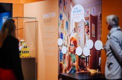 Grund zum Feiern: Zum Ehrentag des Grundgesetzes lädt das Kloster Dalheim zu einem kostenfreien Besuch in die frisch eröffnete Sonderausstellung "Die Macht der Regeln! Zwischen Freiheit und Kontrolle" ein. Foto: LWL/Besim Mazhiqi