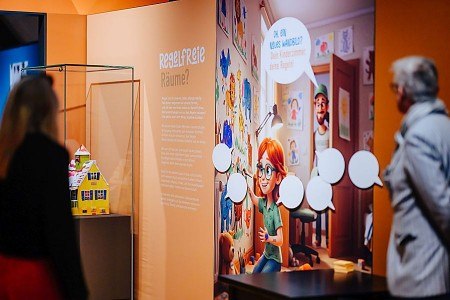 Grund zum Feiern: Zum Ehrentag des Grundgesetzes lädt das Kloster Dalheim zu einem kostenfreien Besuch in die frisch eröffnete Sonderausstellung "Die Macht der Regeln! Zwischen Freiheit und Kontrolle" ein. Foto: LWL/Besim Mazhiqi