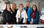 In der Restaurierungswerkstatt der LWL-Archäologie standen bei Pressetermin für Fragen zur Verfügung (v. l. n. r.): LWL-Restauratorin Susanne Bretzel, LWL-Chefarchäologin Dr. Sandra Peternek, Paderborner Stadtarchäologin Dr. Sveva Gai, LWL-Kulturdezernentin Dr. Barbara Rüschoff-Parzinger und Dr. Birgit Münz-Vierboom, Leiterin der Zentralen Dienste der LWL-AfW. Foto: LWL-Archäologie für Westfalen/E. Daood