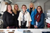 In der Restaurierungswerkstatt der LWL-Archäologie standen bei Pressetermin für Fragen zur Verfügung (v. l. n. r.): LWL-Restauratorin Susanne Bretzel, LWL-Chefarchäologin Dr. Sandra Peternek, Paderborner Stadtarchäologin Dr. Sveva Gai, LWL-Kulturdezernentin Dr. Barbara Rüschoff-Parzinger und Dr. Birgit Münz-Vierboom, Leiterin der Zentralen Dienste der LWL-AfW. Foto: LWL-Archäologie für Westfalen/E. Daood