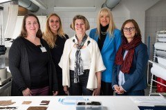 In der Restaurierungswerkstatt der LWL-Archäologie standen bei Pressetermin für Fragen zur Verfügung (v. l. n. r.): LWL-Restauratorin Susanne Bretzel, LWL-Chefarchäologin Dr. Sandra Peternek, Paderborner Stadtarchäologin Dr. Sveva Gai, LWL-Kulturdezernentin Dr. Barbara Rüschoff-Parzinger und Dr. Birgit Münz-Vierboom, Leiterin der Zentralen Dienste der LWL-AfW. Foto: LWL-Archäologie für Westfalen/E. Daood