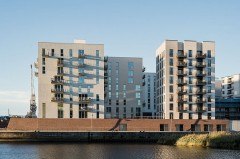 Fotograf: Alex Bach Architekturfotografie // Nutzungsrecht: Schüco International KG Der filigrane Wohnturm mit seiner klar gegliederten Fassade, den vertikalen Einschnitten für Balkone und der markanten Krone mit Dachgarten setzt einen markanten Akzent im Stadtbild.