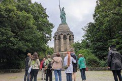 Gästeführer Günter Seeliger erzählt den Teilnehmenden der Führung interessante Fakten über das Hermannsdenkmal. (Foto:LVL