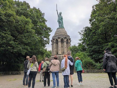 Gästeführer Günter Seeliger erzählt den Teilnehmenden der Führung interessante Fakten über das Hermannsdenkmal. (Foto:LVL