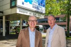 BU: IHK-Ehrenpräsident Wolf D. Meier-Scheuven als Wahlleiter und der stellvertretende IHK-Hauptgeschäftsführer Heiko Gellmann (rechts) prä-sentieren das Banner an der IHK-Hauptgeschäftsstelle zur Vollversammlungswahl 2026, die vom 1. Juni bis zum 30. Juni läuft. Foto: Heiko Stoll/IHK Ostwestfalen
