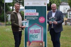 Bewerbungen für den Heimatpreis 2026 können bis zum 30. Juni eingereicht werden- Bürgermeister Daniel Hartmann und Pressesprecher Markus Finger stellen die Bewerbungskriterien vor. Foto: © Stadt Höxter