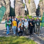 BU: Die Kooperationspartner und Sponsoren laden gemeinsam zum Familienfest “Waldgeflüster” am 27. Juni von 11 bis 19 Uhr an die Externsteine ein: Biologische Station Lippe e.V. mit Naturfoto AG, BUND Lippe, Detmolder Kammerorchester, Landesverband Lippe, Lippische Landesbrandversicherung, NABU/Rolfscher Hof, Naturpark Teutoburger Wald/Eggegebirge, Schutzgemeinschaft Externsteine e.V., Sparkasse Lemgo, Sparkasse Paderborn-Detmold-Höxter und Yoga Vidya e.V. (Foto: LVL)
