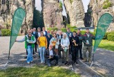 BU: Die Kooperationspartner und Sponsoren laden gemeinsam zum Familienfest “Waldgeflüster” am 27. Juni von 11 bis 19 Uhr an die Externsteine ein: Biologische Station Lippe e.V. mit Naturfoto AG, BUND Lippe, Detmolder Kammerorchester, Landesverband Lippe, Lippische Landesbrandversicherung, NABU/Rolfscher Hof, Naturpark Teutoburger Wald/Eggegebirge, Schutzgemeinschaft Externsteine e.V., Sparkasse Lemgo, Sparkasse Paderborn-Detmold-Höxter und Yoga Vidya e.V. (Foto: LVL)