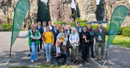 BU: Die Kooperationspartner und Sponsoren laden gemeinsam zum Familienfest “Waldgeflüster” am 27. Juni von 11 bis 19 Uhr an die Externsteine ein: Biologische Station Lippe e.V. mit Naturfoto AG, BUND Lippe, Detmolder Kammerorchester, Landesverband Lippe, Lippische Landesbrandversicherung, NABU/Rolfscher Hof, Naturpark Teutoburger Wald/Eggegebirge, Schutzgemeinschaft Externsteine e.V., Sparkasse Lemgo, Sparkasse Paderborn-Detmold-Höxter und Yoga Vidya e.V. (Foto: LVL)