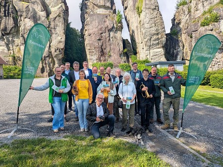 BU: Die Kooperationspartner und Sponsoren laden gemeinsam zum Familienfest “Waldgeflüster” am 27. Juni von 11 bis 19 Uhr an die Externsteine ein: Biologische Station Lippe e.V. mit Naturfoto AG, BUND Lippe, Detmolder Kammerorchester, Landesverband Lippe, Lippische Landesbrandversicherung, NABU/Rolfscher Hof, Naturpark Teutoburger Wald/Eggegebirge, Schutzgemeinschaft Externsteine e.V., Sparkasse Lemgo, Sparkasse Paderborn-Detmold-Höxter und Yoga Vidya e.V. (Foto: LVL)