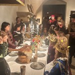 Beim DiMiDo-Ferienspaß im Weserrenaissance-Museum Schloss Brake steht das Mitmachprogramm “Fürstlich feiern” auf der Speisekarte. An-der-Tafel © Weserrenaissance-Museum Schloss Brake