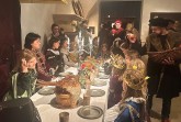 Beim DiMiDo-Ferienspaß im Weserrenaissance-Museum Schloss Brake steht das Mitmachprogramm “Fürstlich feiern” auf der Speisekarte. An-der-Tafel © Weserrenaissance-Museum Schloss Brake