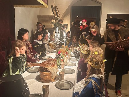 Beim DiMiDo-Ferienspaß im Weserrenaissance-Museum Schloss Brake steht das Mitmachprogramm “Fürstlich feiern” auf der Speisekarte. An-der-Tafel © Weserrenaissance-Museum Schloss Brake