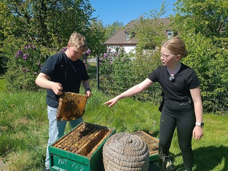 Nachwuchs-Imker Jasper und Lina Valentin haben überhaupt keine Berührungsängste. Auch Besucher können den Bienenvölkern im Gartenpark ganz nahekommen. Foto © Huxarium Gartenpark Höxter