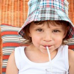 Kleinkinder und Babys brauchen bei Hitze mehr Flüssigkeit, deshalb ist regelmäßiges Trinken an warmen Tagen in Bielefeld besonders wichtig. Foto: AOK/Colourbox/hfr.