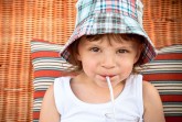 Kleinkinder und Babys brauchen bei Hitze mehr Flüssigkeit, deshalb ist regelmäßiges Trinken an warmen Tagen in Bielefeld besonders wichtig. Foto: AOK/Colourbox/hfr.