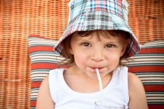 Kleinkinder und Babys brauchen bei Hitze mehr Flüssigkeit, deshalb ist regelmäßiges Trinken an warmen Tagen in Bielefeld besonders wichtig. Foto: AOK/Colourbox/hfr.