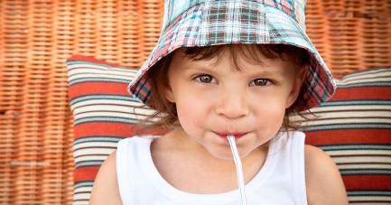 Kleinkinder und Babys brauchen bei Hitze mehr Flüssigkeit, deshalb ist regelmäßiges Trinken an warmen Tagen in Bielefeld besonders wichtig. Foto: AOK/Colourbox/hfr.