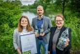 Gemeinsam für Natur und Nachhaltigkeit – Saskia Huneke (Carolinen Brunnen GmbH & Co.KG), Markus Backes und Annika Lammers (beide Teutoburger Wald Tourismus/OWL GmbH) laden Gäste und Einwohner ein, naturnahe Ausflugstipps wie das Naturreservat „Rieselfelder Windel“ kennenzulernen. (Bildrechte: Carolinen; Fotografin: Sarah Jonek)