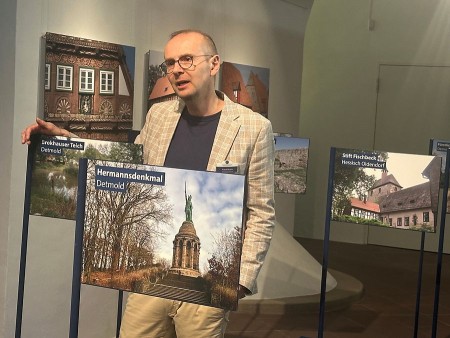 Ortskurator-Frank-Budde-zwischen-den-Denkmalen. Foto © Weserrenaissance-Museum Schloss Brake