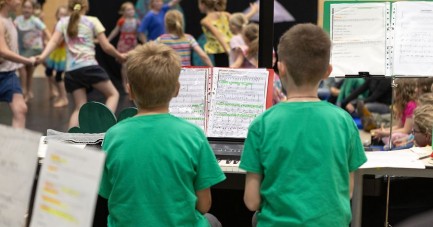 Die Peter Gläsel Schule präsentierte unter anderem das Theaterstück „Die Suche nach dem Glück“. Foto: © Weidmueller