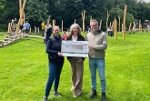 Spendenscheck-Übergabe vom Mai-Markt Gewinnspiel (v. l.): Britta Köster (Bock auf Büren e. V.),Bärbel Olfermann (Bürgerstiftung Büren) und Michael Kubat (Wirtschaftsförderung, Stadt Büren). Foto: Stadt Büren