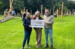 Spendenscheck-Übergabe vom Mai-Markt Gewinnspiel (v. l.): Britta Köster (Bock auf Büren e. V.),Bärbel Olfermann (Bürgerstiftung Büren) und Michael Kubat (Wirtschaftsförderung, Stadt Büren). Foto: Stadt Büren
