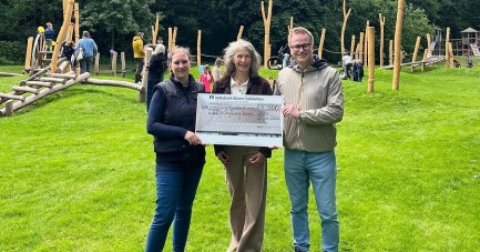 Spendenscheck-Übergabe vom Mai-Markt Gewinnspiel (v. l.): Britta Köster (Bock auf Büren e. V.),Bärbel Olfermann (Bürgerstiftung Büren) und Michael Kubat (Wirtschaftsförderung, Stadt Büren). Foto: Stadt Büren