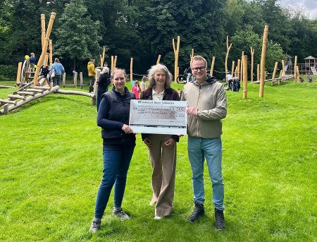 Spendenscheck-Übergabe vom Mai-Markt Gewinnspiel (v. l.): Britta Köster (Bock auf Büren e. V.),Bärbel Olfermann (Bürgerstiftung Büren) und Michael Kubat (Wirtschaftsförderung, Stadt Büren). Foto: Stadt Büren