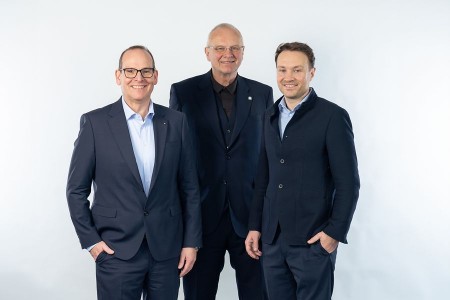 d.u.h.Group GmbH mit Hauptsitz in Bielefeld – im Bild die Geschäftsführung mit Michael Runge, Dirk U. Hindrichs und Stefan Hindrichs (v.l.n.r) – begleitet Unternehmen als strategischer Partner in allen Phasen die Digitalisierung von Produktentwicklung und -herstellung. © Peter Kemptner