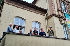 Karsten Hentschel von der St. Elisabeth Stiftung (2. v. l.) lud die Interessenten-Gruppe des UrbanPulse-Stammtisches in das zukünftige Pilotgebäude zur Besichtigung ein. Foto © UrbanPulse