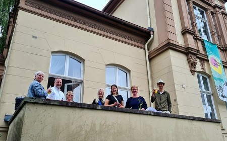 Karsten Hentschel von der St. Elisabeth Stiftung (2. v. l.) lud die Interessenten-Gruppe des UrbanPulse-Stammtisches in das zukünftige Pilotgebäude zur Besichtigung ein. Foto © UrbanPulse