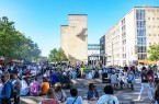 Der Feierabendmarkt auf dem Konrad-Adenauer-Platz lädt zu gutem Essen undeinem gemütlichen Tagesausklang ein. Foto: Lena Descher