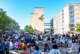 Der Feierabendmarkt auf dem Konrad-Adenauer-Platz lädt zu gutem Essen undeinem gemütlichen Tagesausklang ein. Foto: Lena Descher