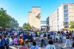 Der Feierabendmarkt auf dem Konrad-Adenauer-Platz lädt zu gutem Essen undeinem gemütlichen Tagesausklang ein. Foto: Lena Descher