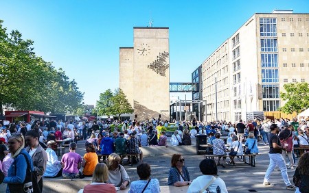 Der Feierabendmarkt auf dem Konrad-Adenauer-Platz lädt zu gutem Essen undeinem gemütlichen Tagesausklang ein. Foto: Lena Descher