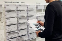 Schüler:innen, (Fach-)Abiturient:innen und weitere Studieninteressierte können sich beim „Langen Abend der Studienberatung“ informieren und beraten lassen. © P. Pollmeier/HSBI,