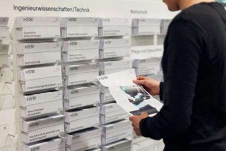 Schüler:innen, (Fach-)Abiturient:innen und weitere Studieninteressierte können sich beim „Langen Abend der Studienberatung“ informieren und beraten lassen. © P. Pollmeier/HSBI,