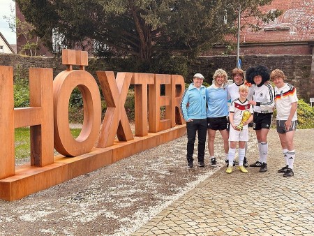 Steffen Mönnekes (Helmut Schön), Stephan Watermeyer (Toni Schumacher), Christoph Altmiks (Rudi Völler), Manuel Wenzel (Franz Beckenbauer), Markus Finger (Gerd Müller) und Henri Finger (Bastian Schweinsteiger) sind bereits im WM-Fieber und freuen sich auf den großen Fußballtag im Bolzano. © Die Legenden aus Höxter
