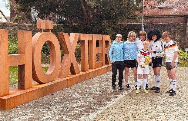Steffen Mönnekes (Helmut Schön), Stephan Watermeyer (Toni Schumacher), Christoph Altmiks (Rudi Völler), Manuel Wenzel (Franz Beckenbauer), Markus Finger (Gerd Müller) und Henri Finger (Bastian Schweinsteiger) sind bereits im WM-Fieber und freuen sich auf den großen Fußballtag im Bolzano. © Die Legenden aus Höxter