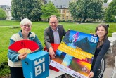 BZ: Katharina Schilberg, Martin Knabenreich und Karoline Jockheck (v. l.) von Bielefeld Marketing freuen sich auf die 50. Auflage der Traditionsveranstaltung – hier im Skulpturenpark der Kunsthalle, der zur Spieloase für Familien wird. Bildnachweis: Bielefeld Marketing GmbH