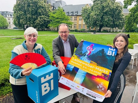 BZ: Katharina Schilberg, Martin Knabenreich und Karoline Jockheck (v. l.) von Bielefeld Marketing freuen sich auf die 50. Auflage der Traditionsveranstaltung – hier im Skulpturenpark der Kunsthalle, der zur Spieloase für Familien wird. Bildnachweis: Bielefeld Marketing GmbH