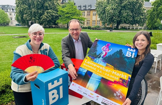 BZ: Katharina Schilberg, Martin Knabenreich und Karoline Jockheck (v. l.) von Bielefeld Marketing freuen sich auf die 50. Auflage der Traditionsveranstaltung – hier im Skulpturenpark der Kunsthalle, der zur Spieloase für Familien wird. Bildnachweis: Bielefeld Marketing GmbH