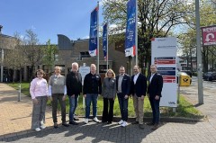 Stellen das neue Versorgungsprojekt für psychisch erkrankte Menschen vor: (v.l.) Tatjana Paul-Nissen (LWL-Klinik Paderborn), Dr. Beate Joachimsmeier (LWL-Klinik Paderborn), Dr. Thomas Bandorski (Praxisnetz Paderborn), Michael Wiemers (LWL-Klinik Paderborn), PD Dr. Christine Norra (LWL-Klinik Paderborn), Thomas Gundlach (Digitale Gesundheitsplattform OWL GmbH) Jan Hendrik Unger (LWL-Klinik Paderborn) und Nils Brinkmeyer (Digitale Gesundheitsplattform OWL GmbH). Bild: LWL