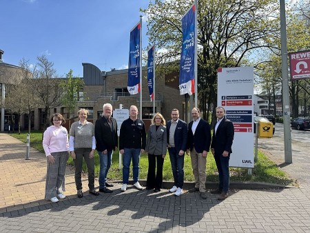 Stellen das neue Versorgungsprojekt für psychisch erkrankte Menschen vor: (v.l.) Tatjana Paul-Nissen (LWL-Klinik Paderborn), Dr. Beate Joachimsmeier (LWL-Klinik Paderborn), Dr. Thomas Bandorski (Praxisnetz Paderborn), Michael Wiemers (LWL-Klinik Paderborn), PD Dr. Christine Norra (LWL-Klinik Paderborn), Thomas Gundlach (Digitale Gesundheitsplattform OWL GmbH) Jan Hendrik Unger (LWL-Klinik Paderborn) und Nils Brinkmeyer (Digitale Gesundheitsplattform OWL GmbH). Bild: LWL