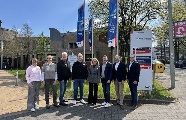 Stellen das neue Versorgungsprojekt für psychisch erkrankte Menschen vor: (v.l.) Tatjana Paul-Nissen (LWL-Klinik Paderborn), Dr. Beate Joachimsmeier (LWL-Klinik Paderborn), Dr. Thomas Bandorski (Praxisnetz Paderborn), Michael Wiemers (LWL-Klinik Paderborn), PD Dr. Christine Norra (LWL-Klinik Paderborn), Thomas Gundlach (Digitale Gesundheitsplattform OWL GmbH) Jan Hendrik Unger (LWL-Klinik Paderborn) und Nils Brinkmeyer (Digitale Gesundheitsplattform OWL GmbH). Bild: LWL
