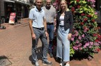 Gemeinsam für mehr Grün in der Innenstadt: Peter Oesterhelweg (l.) und Christoph Fritzenkötter, beide aus dem Vorstand der ISG Mittlere Berliner Straße, und Clara Abelmann (Gütersloh Marketing) präsentieren die neuen Pflanzen-Pyramiden. Foto: Gütersloh Marketing