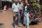 Gemeinsam für mehr Grün in der Innenstadt: Peter Oesterhelweg (l.) und Christoph Fritzenkötter, beide aus dem Vorstand der ISG Mittlere Berliner Straße, und Clara Abelmann (Gütersloh Marketing) präsentieren die neuen Pflanzen-Pyramiden. Foto: Gütersloh Marketing