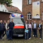 Unterstützen und freuen sich auf die Veranstaltung „Gütersloh rund um die Uhr – 24h Stadtführung: (v.l.) Thorsten Heß (Malteser Gütersloh), Daniela Toman (Stadtführerin), Clara Abelmann (Leitung City- und Tourismusmanagement Gütersloh Marketing), Dr. Franz Jungbluth (Heimatverein Gütersloh), die Stadtführer*innen Elisabeth Erdsiek, Frank Rohland, Louis Lersmacher und Rolf Erdsiek sowie Christina Junkerkalefeld (Geschäftsführerin Gütersloh Marketing). Foto: Gütersloh Marketing